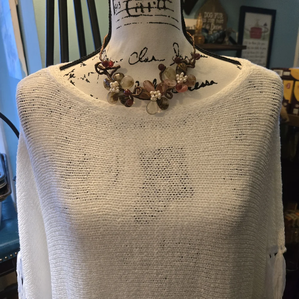 Elegant Floral Beaded Necklace - Picture 4 of 9